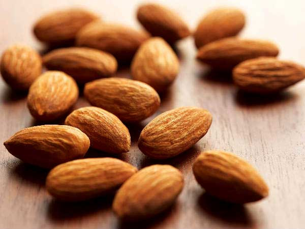 Hạnh nhân: Protein và chất béo bão hòa đơn có trong hạnh nhân giúp duy trì cân nặng của cơ thể và giảm lượng chất béo lắng đọng ở bụng.