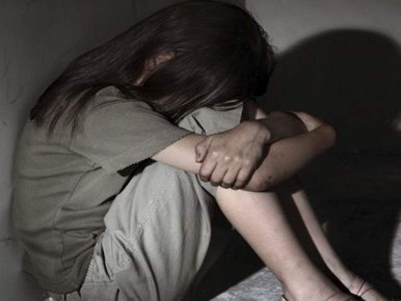 Me chet dung khi nghe con gai 10 tuoi ke chuyen bi cha xam hai