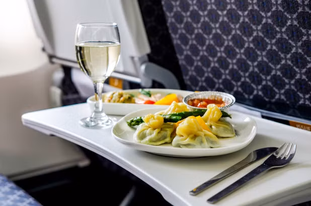 Ly do bat ngo phi cong khong bao gio dung suat an giong hanh khach