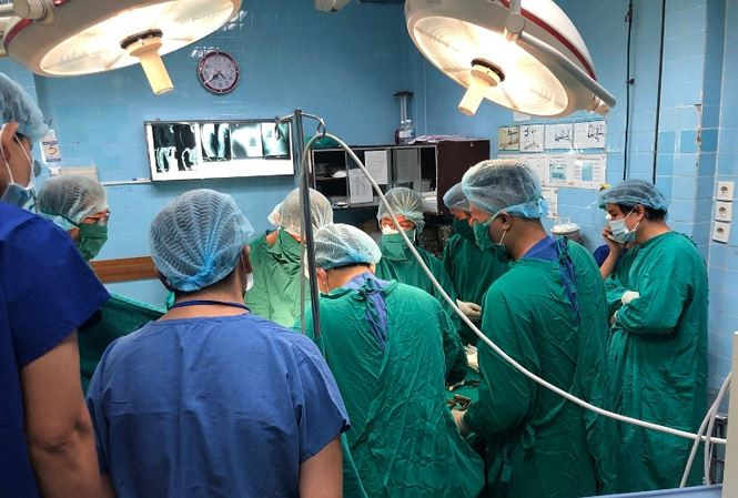 Bi may tron be tong quan, nam thanh nien suyt phai thao khop vai