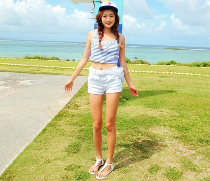 Sẽ thật thiếu sót khi đi du lịch lại không mang theo quần short – thời trang đi biển cũng hợp mà đi chơi cũng đẹp.
