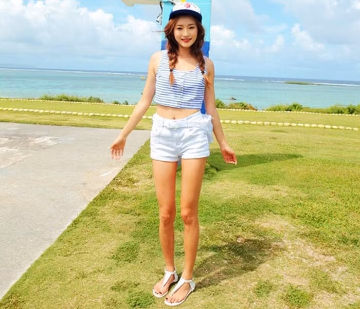 Sẽ thật thiếu sót khi đi du lịch lại không mang theo quần short – thời trang đi biển cũng hợp mà đi chơi cũng đẹp.