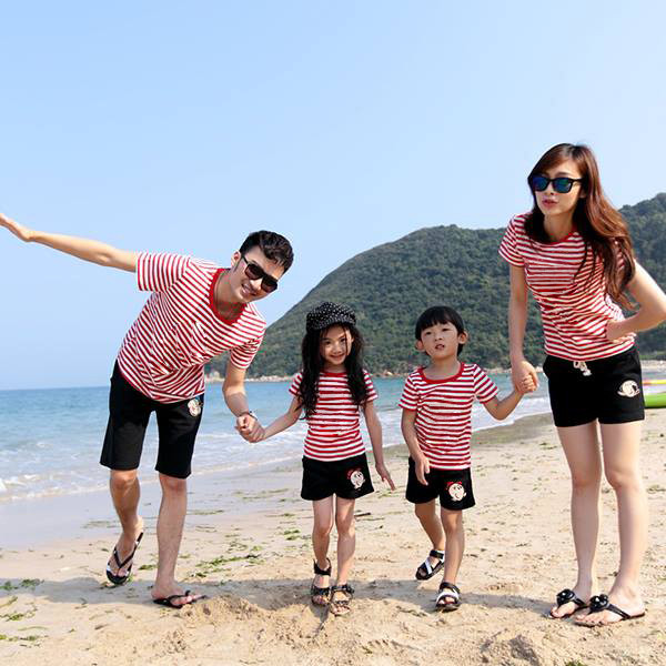 Đừng bao giờ đi biển mà thiếu những chiếc áo thun/áo phông. Với chiếc áo này, bạn có thể kết hợp với short ngắn để đi chơi.