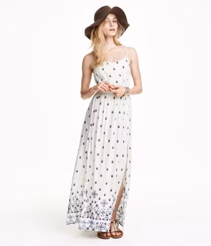 Ngoài ra, các mẫu váy maxi dài thướt tha cũng là lựa chọn để bạn gái tự tin thể hiện vóc dáng cùng nét đẹp mĩ miều của mình khi xuống phố hay khi dạo biển ngày hè. Ảnh: Internet.