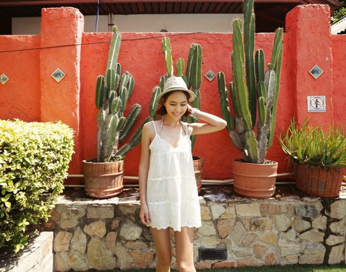 Với những chiếc áo hai dây dáng dài, bạn cũng có thể mặc bên ngoài bikini hoặc diện với short để đi dạo biển.