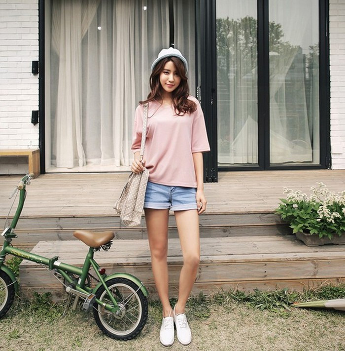 Quần short phối với áo thun, croptop hay tanktop đều đẹp và phong cách.