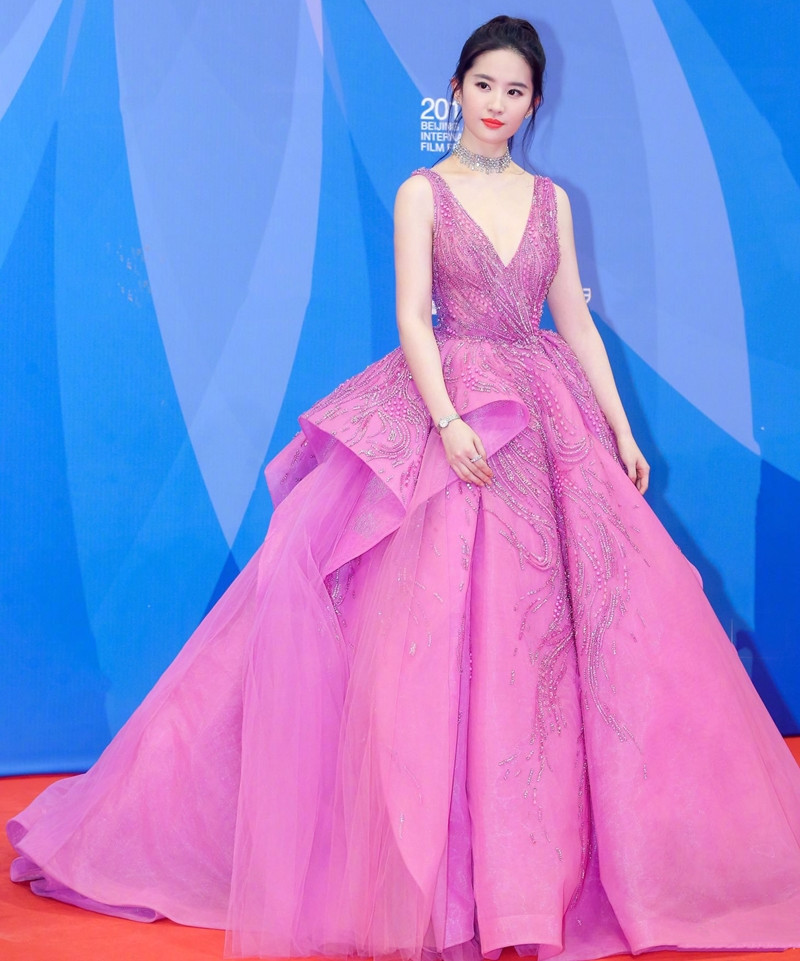 Lưu Diệc Phi tỏa sắc lộng lẫy trong bộ đầm hồng của Zuhair Murad trên thảm đỏ Liên hoan phim Quốc tế Bắc Kinh 2017.