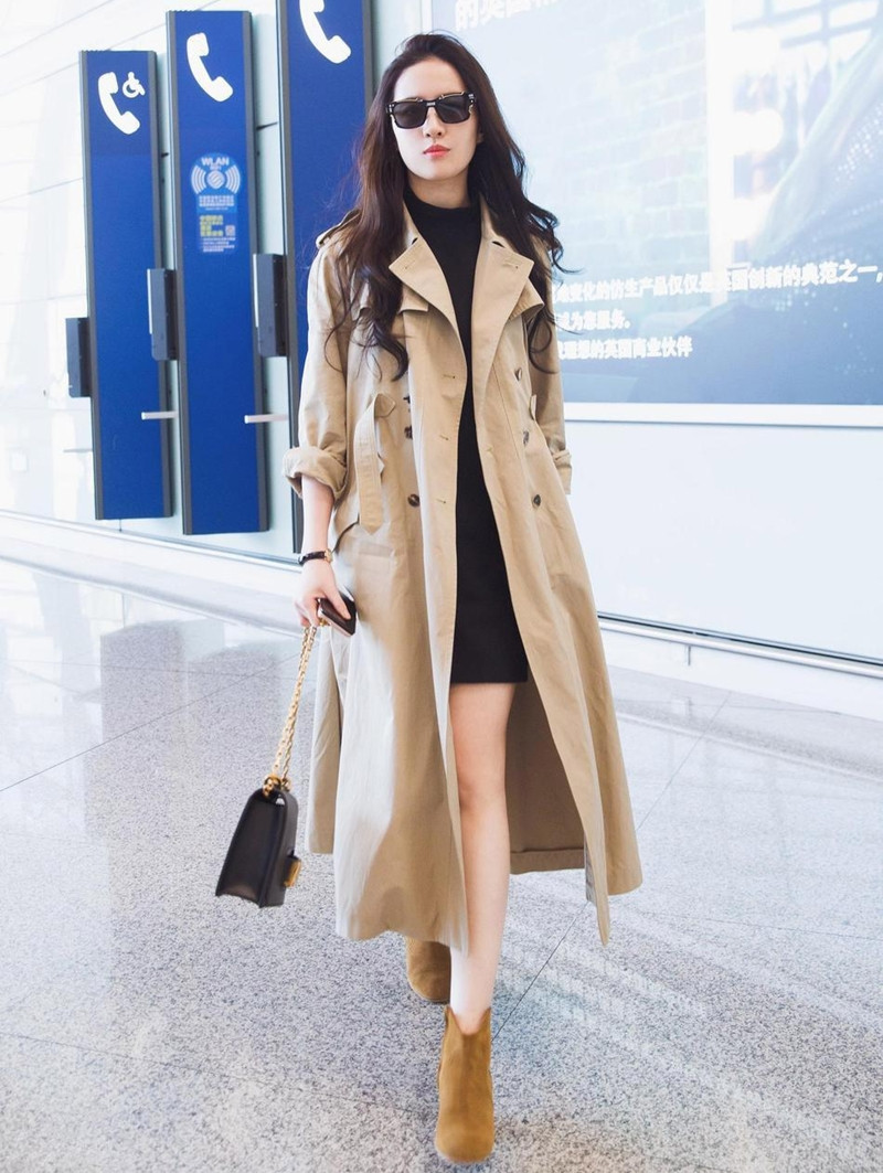 Phối áo choàng dài với váy ôm sát và boot khiến người đẹp cực ngầu.