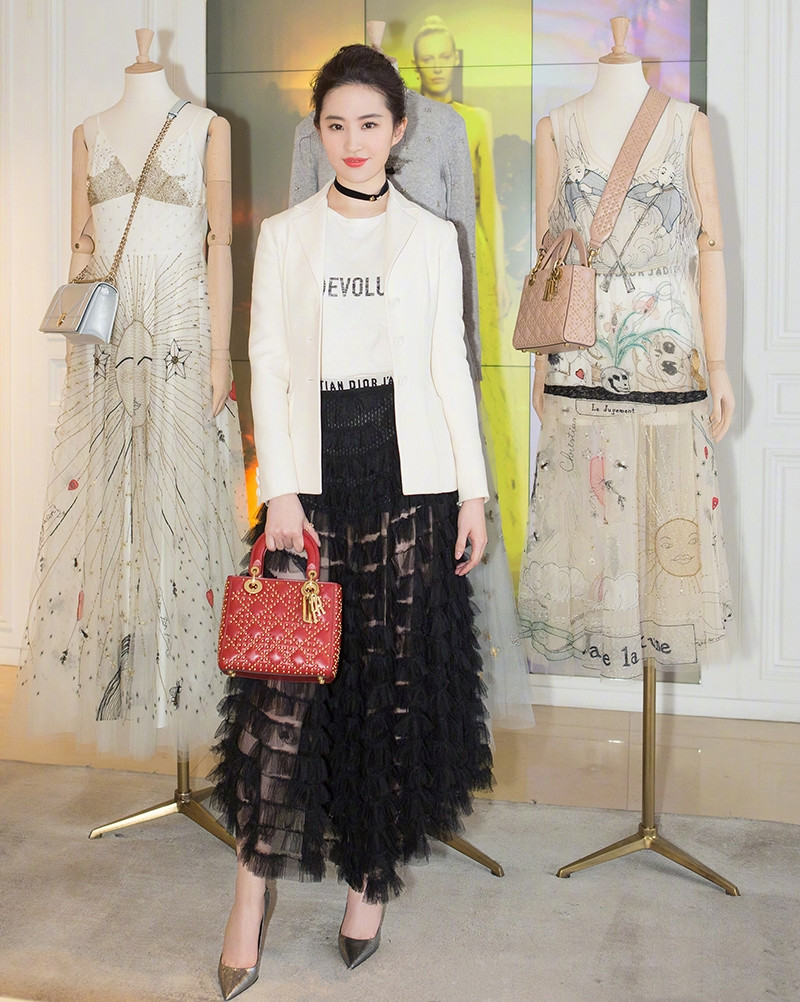 Đen trắng là hai gam màu đơn giản nhưng được Lưu Diệc Phi phối một cách hài hòa, sang chảnh.