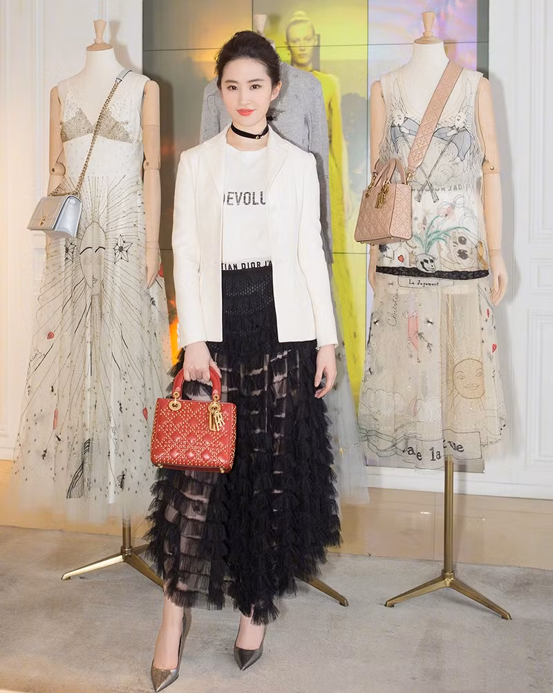 Đen trắng là hai gam màu đơn giản nhưng được Lưu Diệc Phi phối một cách hài hòa, sang chảnh.