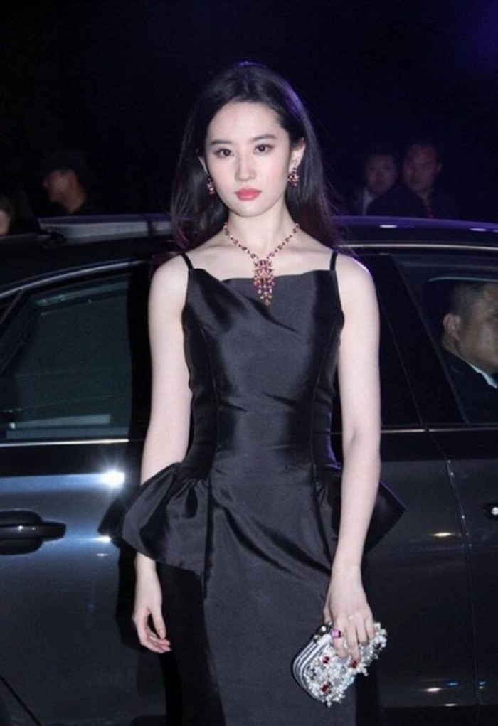 "Tiểu Long Nữ" diện đầm đen sang trọng đi tiệc. Ảnh: Internet.