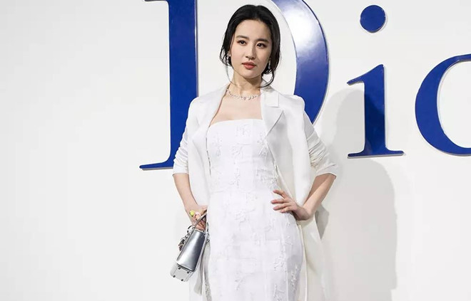 Trang phục ôm sát luôn được người đẹp ưu ái mỗi khi đi sự kiện. 