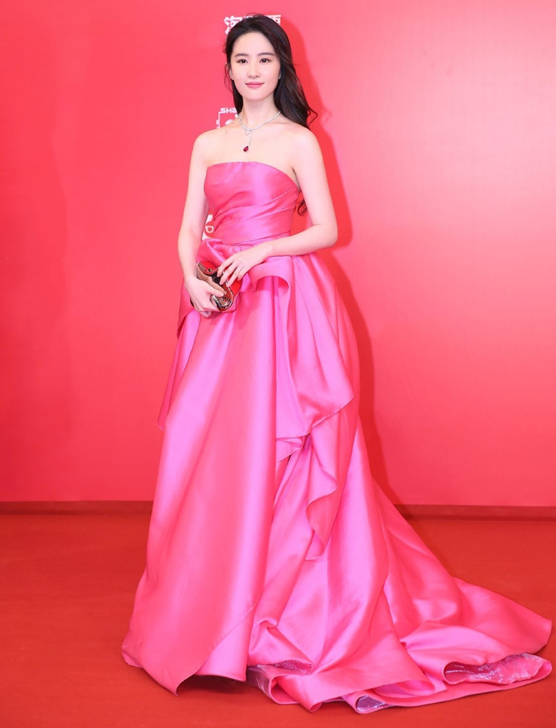 Chiếc đầm hồng cúp ngực giúp "thần tiên tỉ tỉ" khoe vòng một gợi cảm.