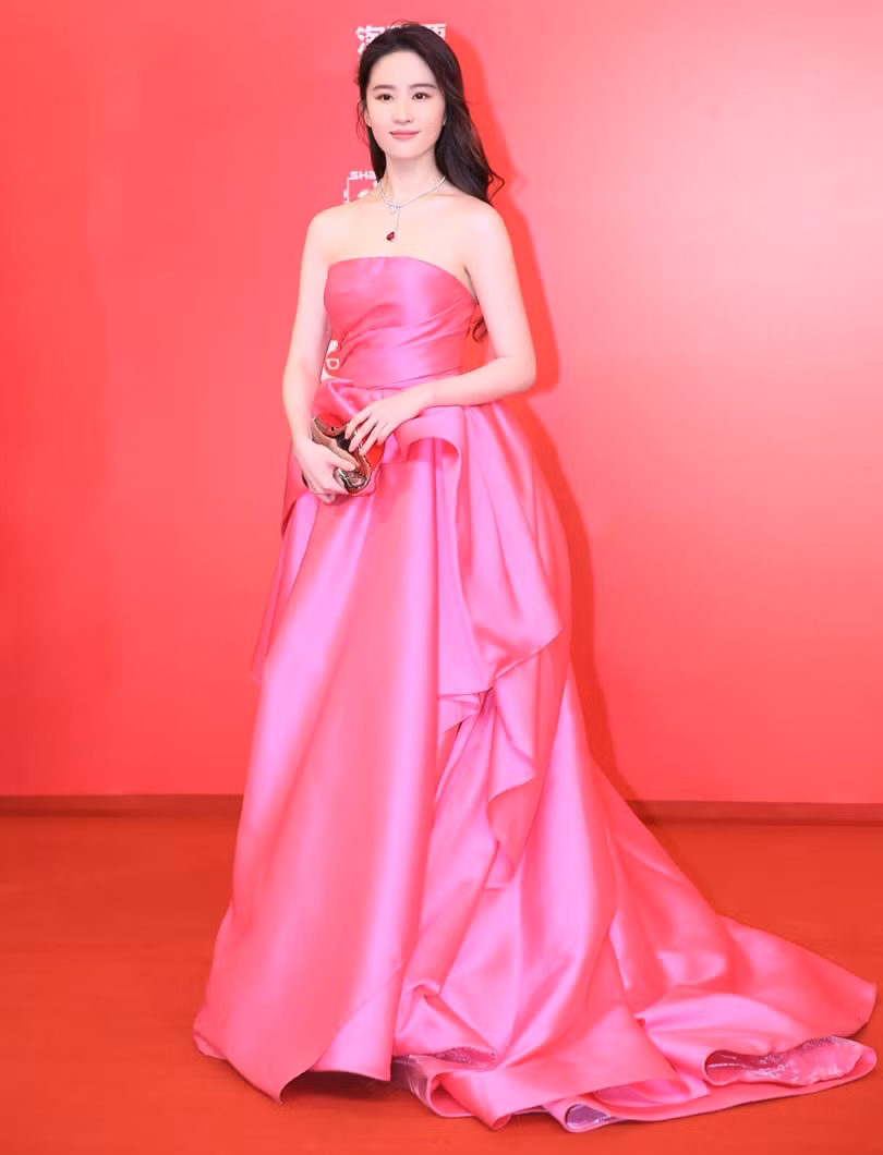 Chiếc đầm hồng cúp ngực giúp "thần tiên tỉ tỉ" khoe vòng một gợi cảm.