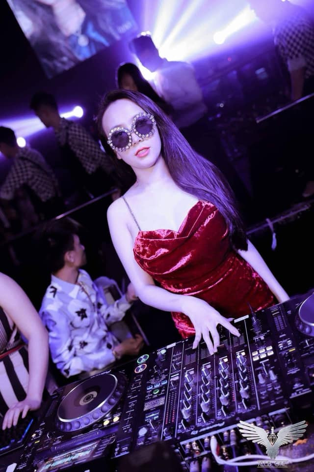 Những chiếc đầm hai dây được người đẹp diện thường xuyên.