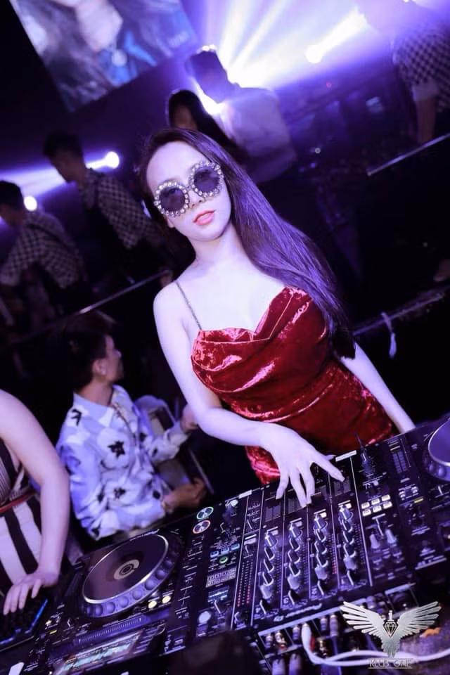 Những chiếc đầm hai dây được người đẹp diện thường xuyên.