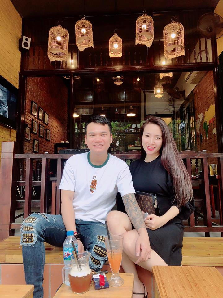 Đi cạnh chồng, Thảo Bebe thường diện trang phục kín đáo hơn. Ảnh: FBNV.