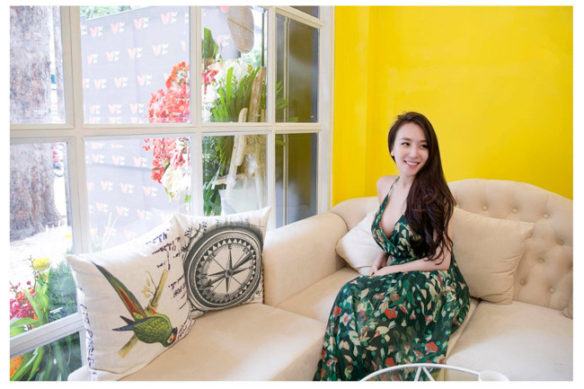 Những mẫu váy mà Thảo Bebe chọn thường khoét ngực khá sâu.