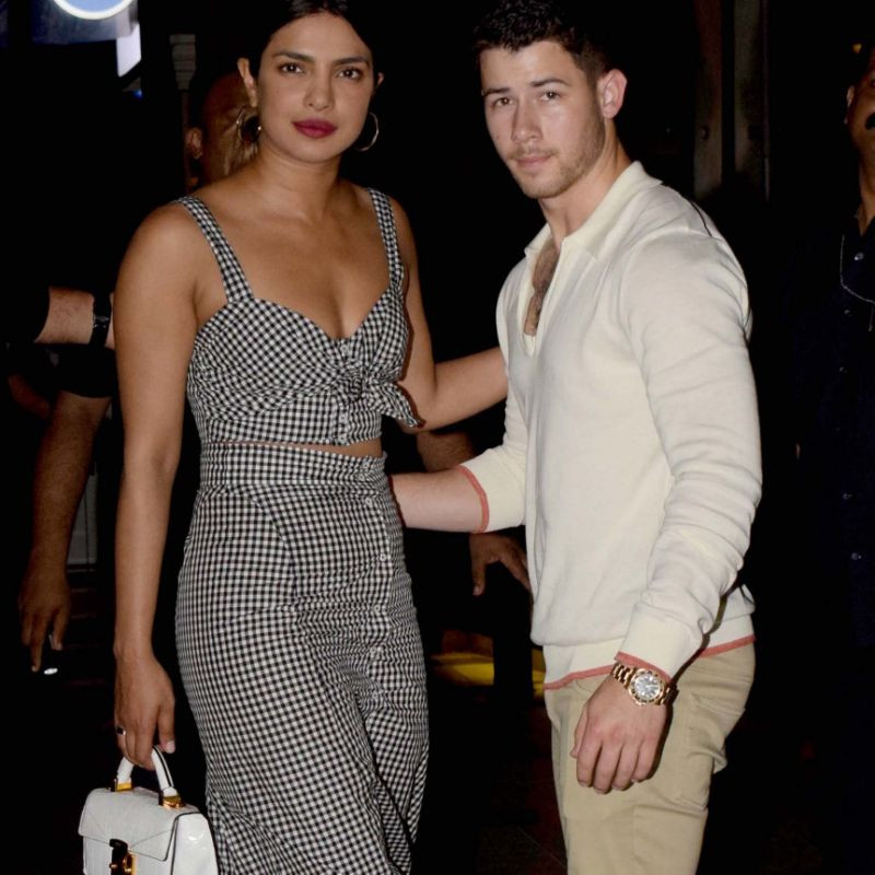 Cặp đôi chênh lệch tuổi này thường kết hợp thời trang đen-trắng khi đi cùng nhau.