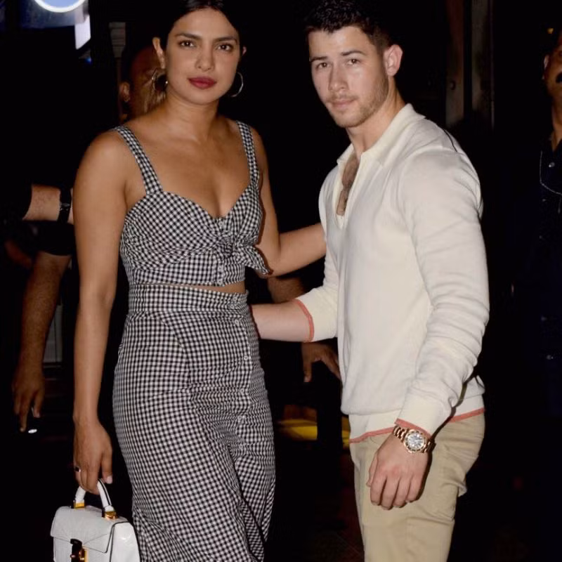 Cặp đôi chênh lệch tuổi này thường kết hợp thời trang đen-trắng khi đi cùng nhau.