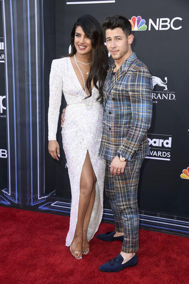 Cả hai thường chọn màu trang phục đối lập để giúp đối phương nổi bật.