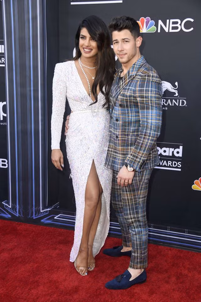 Cả hai thường chọn màu trang phục đối lập để giúp đối phương nổi bật.