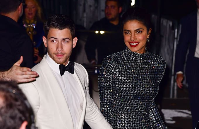 Cách ăn mặc trẻ trung giúp cả hai trông không có sự cách biệt về tuổi tác.