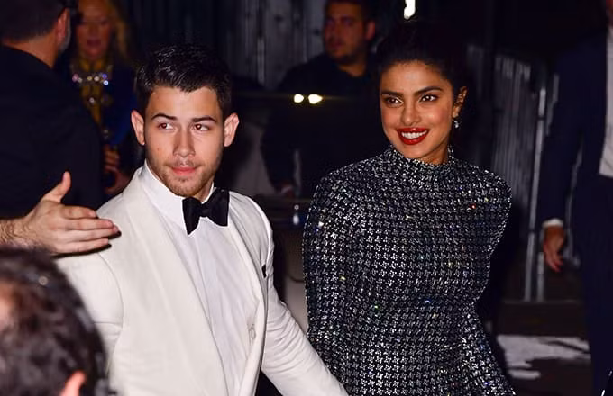 Cách ăn mặc trẻ trung giúp cả hai trông không có sự cách biệt về tuổi tác.