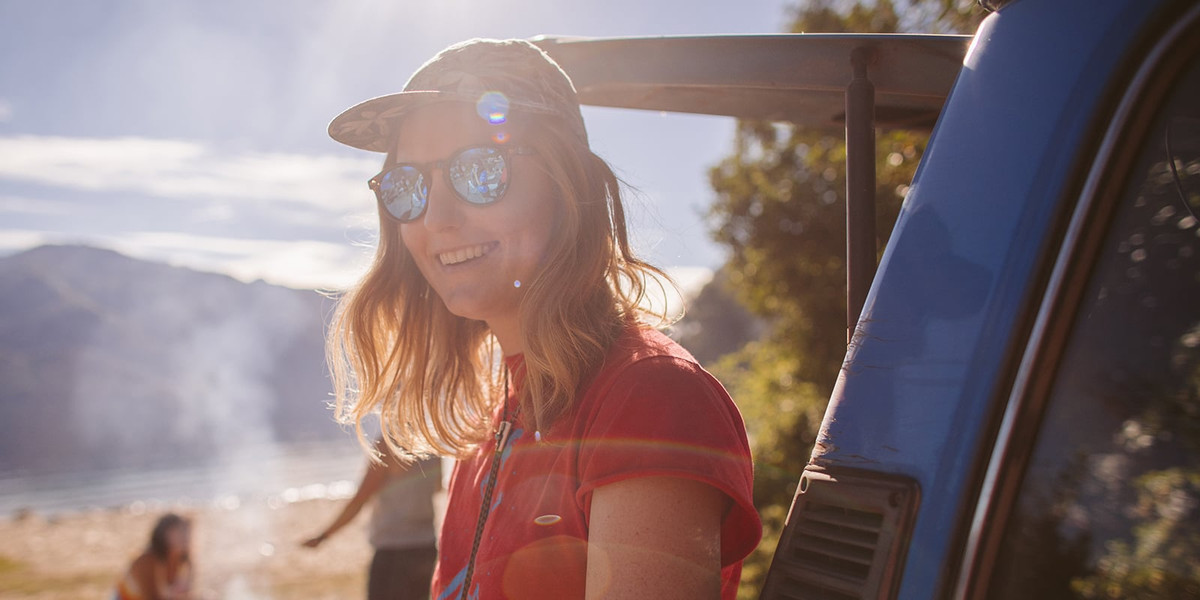 Kem chống nắng: Tiếp xúc quá nhiều với ánh nắng mặt trời có thể gây cháy nắng cho làn da. Tia cực tím có thể xâm nhập sâu vào da, làm hỏng lớp da bên ngoài và bên trong. Bạn nên chọn kem chống nắng có chỉ số SPF ít nhất là 30, ngăn chặn tới 97% tia cực tím.