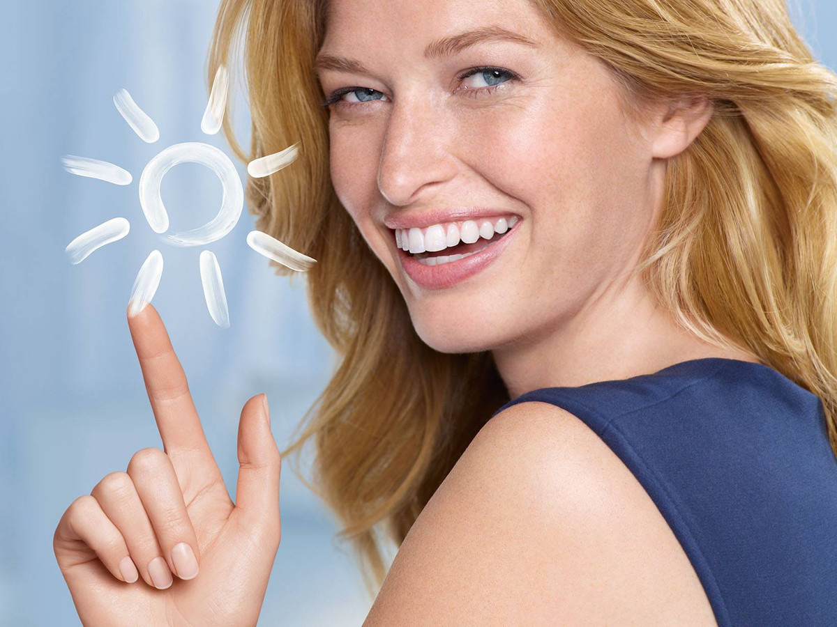 Kem dưỡng ẩm: Sử dụng kem dưỡng ẩm vào buổi tối sẽ giúp làn da ngậm nước và giữ ẩm, ngừa tình trạng khô da trong ngày nắng nóng. Bạn nên chọn kem dưỡng ẩm phù hợp loại da của bạn.