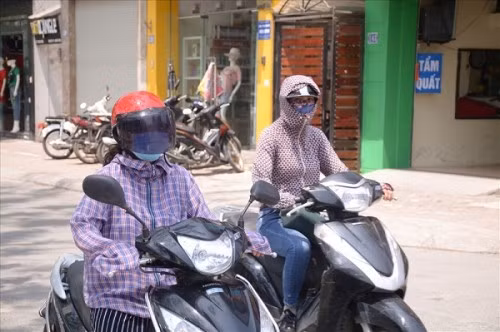 Hà Nội vào đợt nắng nóng đỉnh điểm, theo dự báo trong đợt nắng nóng này chỉ số UV sẽ đạt ở mức báo động. Những ngày qua, chỉ số tia UV tại TP.HCM luôn dao động từ mức 8–10. Thời điểm này, việc chăm sóc da trong những ngày nắng nóng cũng hết sức quan trọng.