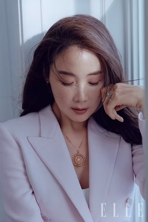 Mỹ nhân Bản tình ca mùa đông rất chú trọng việc dưỡng ẩm da hàng ngày. Sau khi làm sạch măt kỹ càng, Ji Woo có thói quen thêm giấm táo vào nước và vỗ nhẹ lên da để cân bằng độ pH.