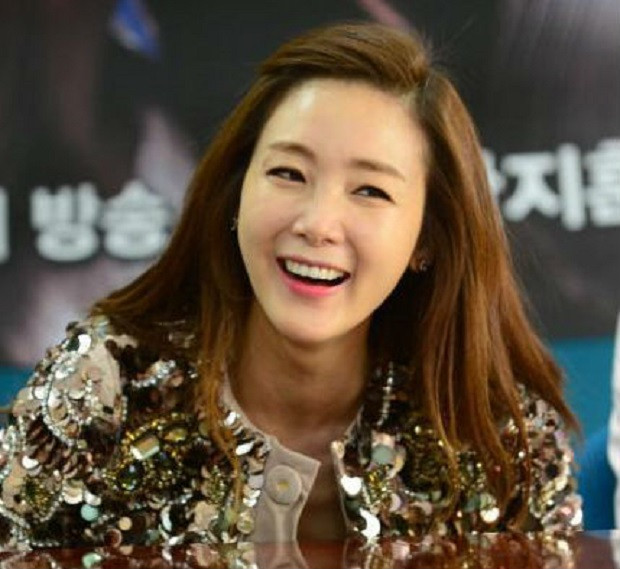 Hình ảnh mỹ nhân Choi Ji Woo 43 tuổi nhưng vẫn giữ vẻ đẹp trẻ trung khiến nhiều fan không khỏi bất ngờ. 