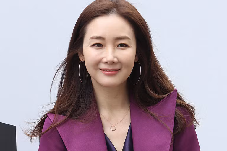 Uống đủ nước cũng là cách dưỡng ẩm tự nhiên và giúp duy trì sự tỉnh táo của người đẹp Nấc thang lên thiên đường.