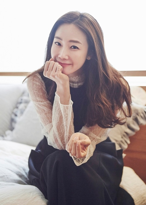 Ở tuổi tứ tuần, Choi Ji Woo không tránh khỏi một vài dấu hiệu tuổi tác đã xuất hiện trên gương mặt, tuy nhiên, làn da trắng sứ không tì vết của cô lại gần như không thay đổi.