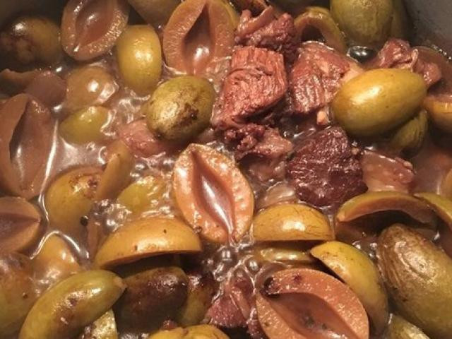 Trị đau họng, sưng amidan: Quả trám rửa sạch, bỏ hạt, nấu với nước, nấu 2 - 3 lần, mỗi lần đun sôi 1 giờ, để lắng, gạn bỏ cặn, lọc qua vải xô, cô thành cao 2:1, thêm đường đủ ngọt, ngày uống 2-3 lần trước bữa ăn, mỗi lần 5-10ml. Có thể uống nhiều ngày liền cho đến khi hết các triệu chứng.