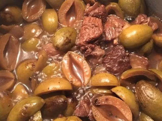 Trị đau họng, sưng amidan: Quả trám rửa sạch, bỏ hạt, nấu với nước, nấu 2 - 3 lần, mỗi lần đun sôi 1 giờ, để lắng, gạn bỏ cặn, lọc qua vải xô, cô thành cao 2:1, thêm đường đủ ngọt, ngày uống 2-3 lần trước bữa ăn, mỗi lần 5-10ml. Có thể uống nhiều ngày liền cho đến khi hết các triệu chứng.