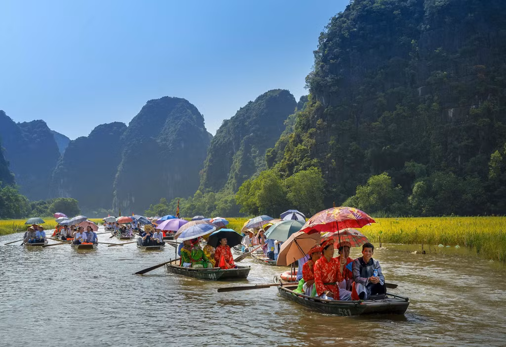 Tới Ninh Bình, du khách đặc biệt thích thú với quần thể danh thắng Tràng An cổ kính. Đi thuyền thưởng ngoạn Tam Cốc - Bích Động cũng là trải nghiệm không thể bỏ qua. Hang Múa với view sống ảo tuyệt đẹp ngày càng được nhiều bạn trẻ check-in trên mạng xã hội. Ảnh: Phan Khánh.