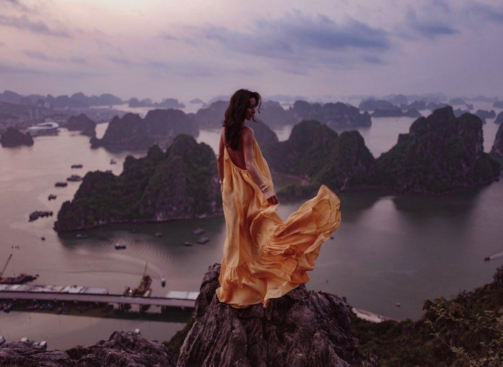 Vẻ đẹp siêu thực của vịnh Hạ Long đến từ quá trình kiến tạo dài hơn 500 năm. Đến vịnh Hạ Long ngày nay, du khách không chỉ đơn thuần chiêm ngưỡng cảnh sắc thiên nhiên ban tặng mà còn có thể tham gia nhiều hoạt động hấp dẫn. Chèo thuyền kayak, ngắm toàn cảnh vịnh từ trực thăng hay lênh đênh trên du thuyền sang trọng là những trải nghiệm được khách nước ngoài ưa thích. Ảnh: Carolyn Carter.