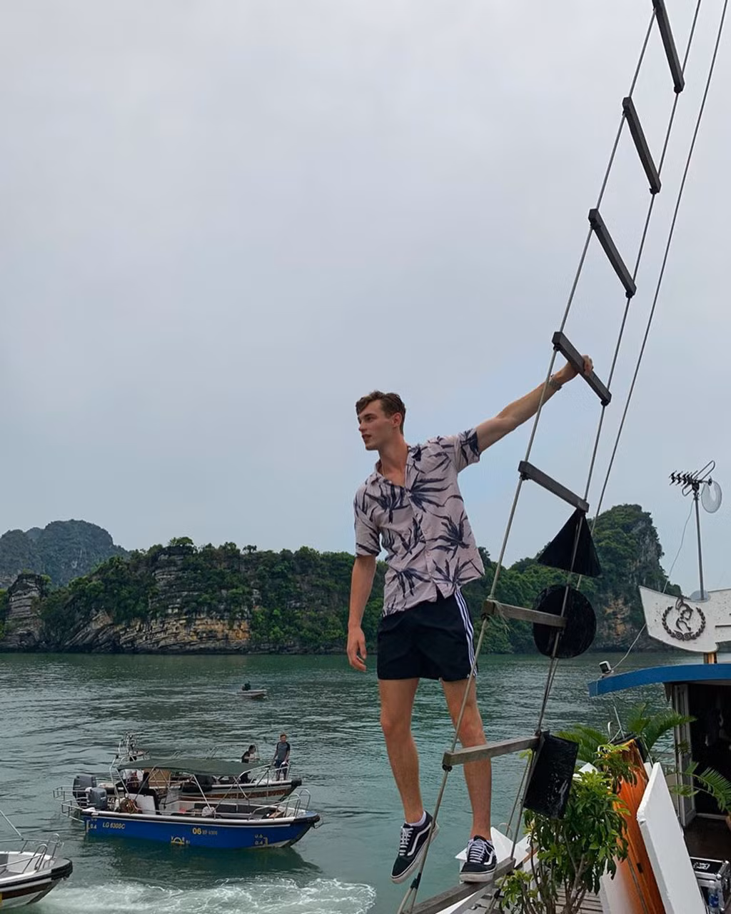 Vịnh Hạ Long còn nhiều lần được vinh danh ở các giải thưởng lớn do các báo, tạp chí du lịch danh tiếng của nước ngoài bình chọn. Tờ CNN của Mỹ nhận xét đây là nơi không thể bỏ qua khi đến Việt Nam. Trong danh sách 25 kỳ quan thiên nhiên đẹp nhất thế giới do trang này bình chọn, vịnh Hạ Long đứng chung cùng quốc đảo Maldives, hồ Lake District (Mỹ), làng chài Positan (Italy)... và là địa danh duy nhất thuộc Đông Nam Á được vinh danh. Ảnh: Dejankapetan, Kitbutlerr, Laurenvalla, Rachelcuadrado.