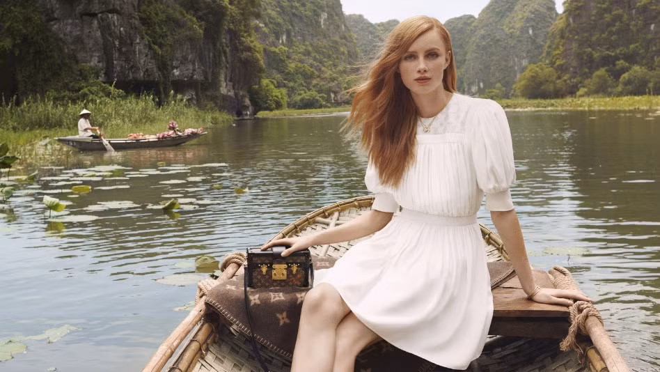 Thương hiệu thời trang cao cấp Louis Vuitton vừa công bố chiến dịch mới với toàn bộ bối cảnh ở Việt Nam, gồm các điểm Hạ Long (Quảng Ninh), Sa Pa (Lào Cai), Ninh Bình và Hội An (Quảng Nam). Đây đều là những địa danh nổi tiếng bậc nhất Việt Nam, từng được vinh danh nhiều lần bởi các kênh truyền thông danh tiếng. Theo thông tin từ Tổng cục Du lịch (Bộ Văn hóa, Thể thao và Du lịch), đây là một trong những cơ hội lớn giúp thúc đẩy phát triển ngành du lịch Việt Nam. Ảnh: Louis Vuitton.