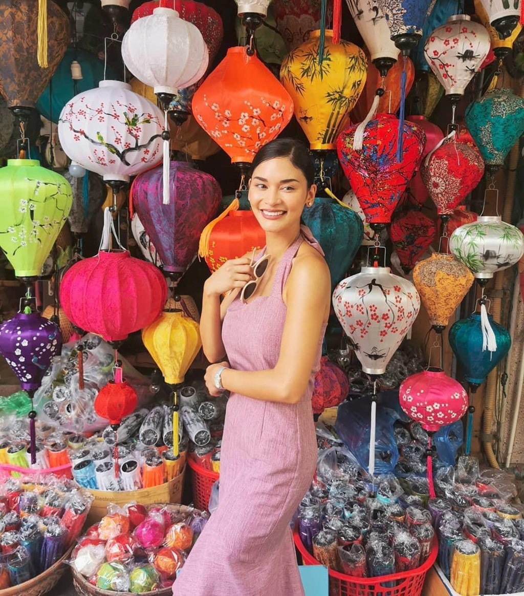 Hội An (Quảng Nam) trong những năm gần đây là một trong những điểm đến hấp dẫn nhất Việt Nam với cả khách nội địa lẫn quốc tế. Thành phố này được biết đến với vẻ đẹp hoài cổ, nhịp sống chậm rãi và ẩm thực độc đáo. Đã tới Hội An, du khách không nên bỏ qua món bánh mì đặc sản cùng trà mót thanh mát. Trải nghiệm ngắm Hội An khi đường phố lên đèn cũng để lại nhiều cảm tình cho các vị khách phương xa. Ảnh: Piawurtzbach.