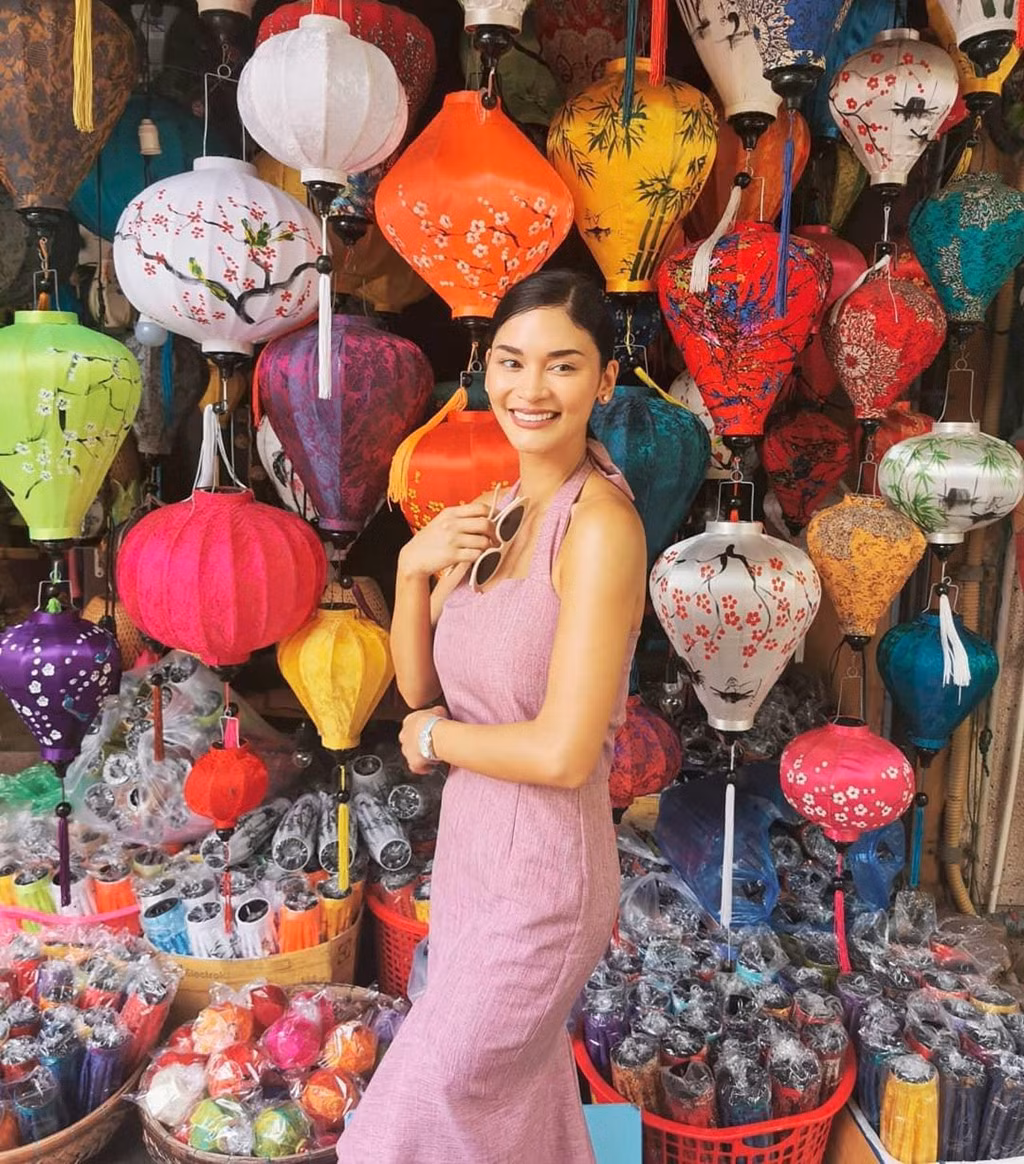 Hội An (Quảng Nam) trong những năm gần đây là một trong những điểm đến hấp dẫn nhất Việt Nam với cả khách nội địa lẫn quốc tế. Thành phố này được biết đến với vẻ đẹp hoài cổ, nhịp sống chậm rãi và ẩm thực độc đáo. Đã tới Hội An, du khách không nên bỏ qua món bánh mì đặc sản cùng trà mót thanh mát. Trải nghiệm ngắm Hội An khi đường phố lên đèn cũng để lại nhiều cảm tình cho các vị khách phương xa. Ảnh: Piawurtzbach.