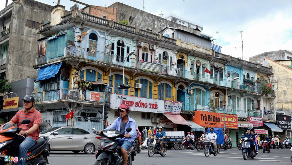 Nằm ở nút giao giữa đường Trần Hưng Đạo và đường Châu Văn Liêm (phường 11, quận 5), chung cư 440 Trần Hưng Đạo được xây dựng từ trước năm 1975 có kết cấu gồm trệt, lửng, 2 lầu, sân thượng và mái bê tông cốt thép. Đây là nơi sinh sống của khoảng hơn 30 hộ dân. Kết quả kiểm định cho thấy mức độ nguy hiểm của công trình ở cấp khả năng chịu lực của kết cấu không đáp ứng được yêu cầu sử dụng bình thường, xuất hiện tình trạng nguy hiểm tổng thể, khả năng sụt lún cao. UBND thành phố mới đưa ra yêu cầu hộ dân đến tạm cư ở cao ốc An Phú để cơ quan chức năng tháo dỡ công trình và đảm bảo an toàn. Ảnh: Hải Tuệ. 