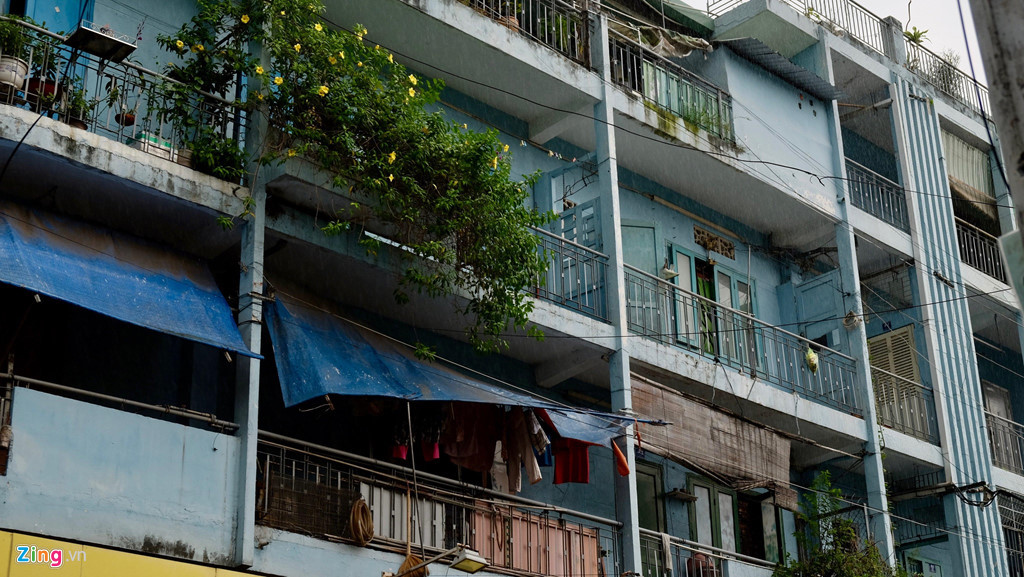 Là một trong 5 chung cư hư hỏng nặng cần được di dời khẩn cấp, tháo dỡ và xây dựng lại của quận Tân Bình, chung cư 149-151 Lý Thường Kiệt (phường 7) có diện tích 282,04 m2 với 21 hộ sinh sống. Trước thông tin về việc di dời, một số hộ dân vẫn còn bám trụ với lý do chưa nhận được kế hoạch xây mới chung cư cụ thể và còn vướng mắc trong chính sách tái định cư. Ảnh: Hải Tuệ.