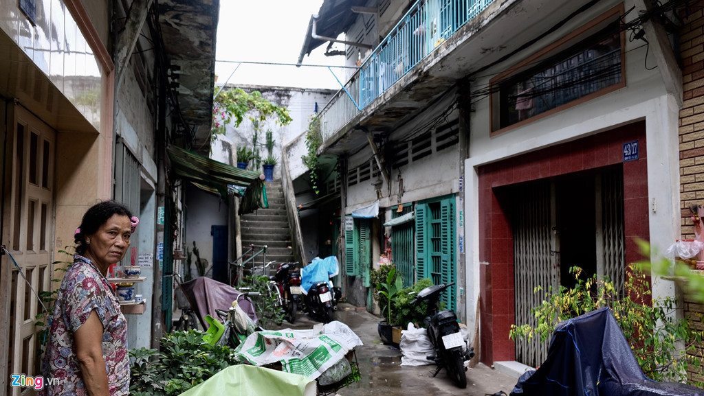 Chung cư 43 Bình Tây ở phường 1, quận 6 có diện tích 1.653 m2, là nơi sinh sống của 48 căn hộ. Đây là một trong những chung cư cũ được UBND thành phố giao UBND quận Tân Bình thực hiện di dời do dư hỏng nặng. Tuy nhiên, nói với Zing.vn, một số hộ dân ở đây cho biết họ chưa thể di dời vì mức đến bù chưa thoả đáng, trong khi nhiều căn nhà vẫn đủ điều kiện sinh sống. Ảnh: Hải Tuệ.