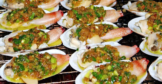 Tu hài, hay ốc vòi voi là đặc sản của vùng đảo Cát Bà với thịt mềm và dai đặc trưng. Người dân Cát Bà chế biến loại hải sản đặc biệt này theo nhiều cách như làm gỏi, nấu cháo, nướng với mỡ, hành, tiêu, tỏi phi dậy mùi nức mũi, nhưng ngon nhất vẫn là tu hài hấp vừa thanh vừa giữ được vị ngọt ngon của món ăn.