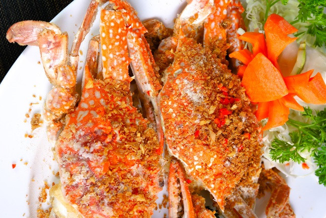 Ghẹ biển ở Cát Bà chắc thịt và ngọt. Ghẹ xanh có mai và càng màu xanh lơ, lốm đốm trắng, chọn ghẹ phải chọn những con chắc, to bằng bàn tay người lớn và khi ấn và yếm thì không bị lún xuống. Hai món thông dụng được chế biến đó là ghẹ hấp và ghẹ nướng.