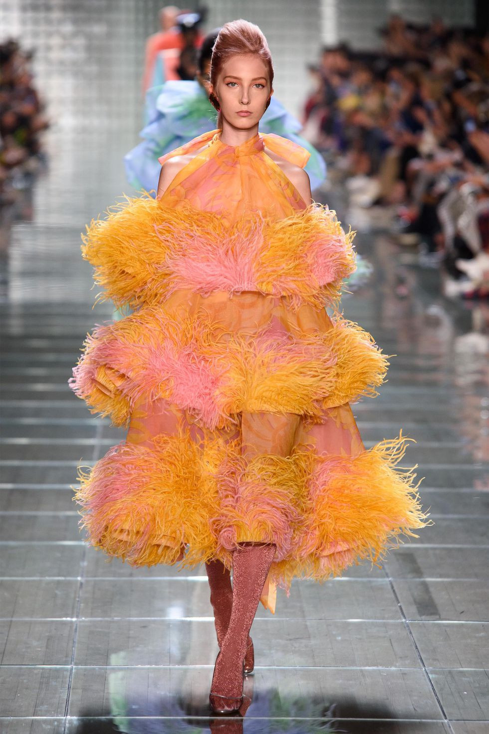 Cách kết hợp lông vũ trên váy xếp tầng cũng hứa hẹn gây sốt trong làng mốt.