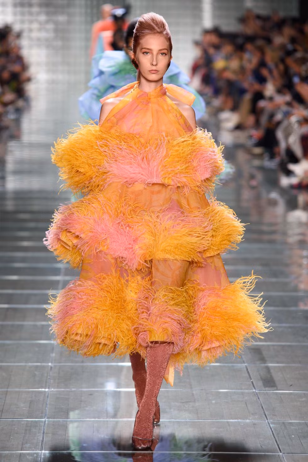 Cách kết hợp lông vũ trên váy xếp tầng cũng hứa hẹn gây sốt trong làng mốt.